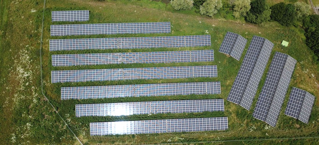 Freiflächen-Solaranlage mit einer Leistung von 240 Kilowatt peak in Eggolsheim (Foto: NATURSTROM AG)