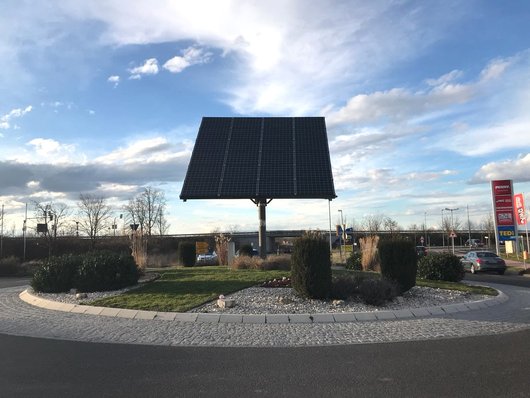 Auch wegen der Fotovoltaikanlage im Verkehrskreisel bezeichnete sich Bürstadt als "Sonnenstadt". (Foto: phovo.de) Auch wegen der Fotovoltaikanlage im Verkehrskreisel bezeichnete sich Bürstadt als "Sonnenstadt". (Foto: phovo.de)