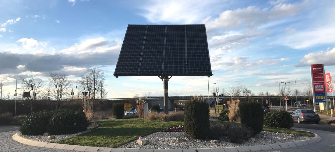 Auch wegen der Fotovoltaikanlage im Verkehrskreisel bezeichnete sich Bürstadt als "Sonnenstadt". (Foto: phovo.de)