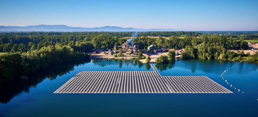 Die im Sommer 2019 eröffnete schwimmende Photovoltaik-Anlage der Ossola GmbH in Renchen. (© Ossola GmbH / Jörg Wilhelm)