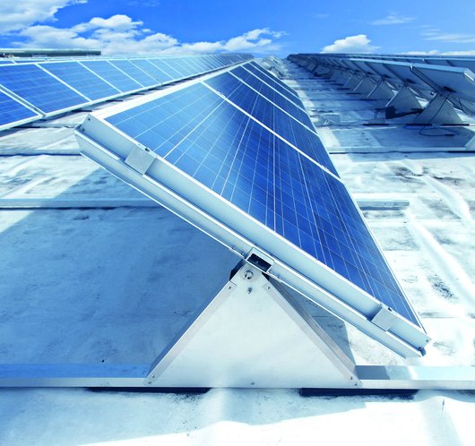 Hier sehen Sie das innovative PV-System auf den Dächern der Ilzhöfer GmbH in Sand am Main (Foto: GeckoEnergies GmbH) Die PV-Anlage in Sand am Main folgt der Sonnenbewegung (Foto: GeckoEnergies GmbH)