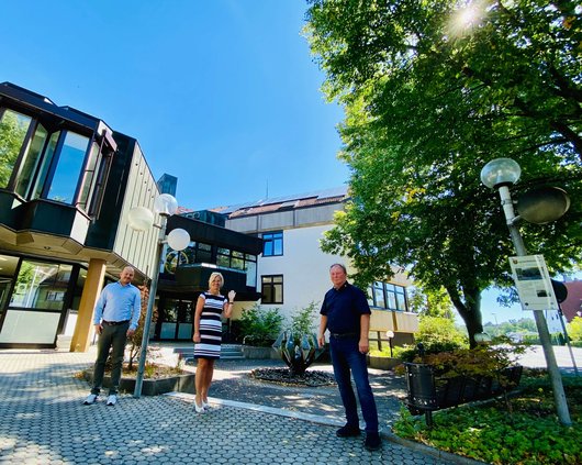 Solaranlage für das Rathaus Eckental (Foto: iKratos Solar und Energietechnik GmbH) Solaranlage für das Rathaus Eckental (Foto: iKratos Solar und Energietechnik GmbH)