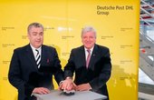 Jürgen Gerdes, Konzernvorstand Post - eCommerce - Parcel, (links) und der Hessische Ministerpräsident Volker Bouffier geben den Start frei für das größte Paketzentrum Deutschlands. Foto: DHL