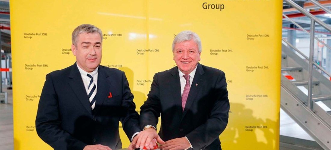 Jürgen Gerdes, Konzernvorstand Post - eCommerce - Parcel, (links) und der Hessische Ministerpräsident Volker Bouffier geben den Start frei für das größte Paketzentrum Deutschlands. Foto: DHL