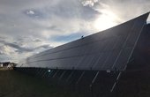 Photovoltaik-Anlage als Lärmschutzwand an der B47 in Bürstadt (Foto: phovo.de)