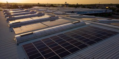 Solarmodule auf dem Zentrallager in Karlsdorf-Neuhard erzeugen Solarstrom (Foto: Wircon GmbH) 