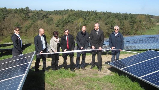 In Fahrenholz auf einer ehemaligen Mülldeponie wurde ein Solarpark errichtet. Foto: IBC Solar In Fahrenholz auf einer ehemaligen Mülldeponie wurde ein Solarpark errichtet. Foto: IBC Solar