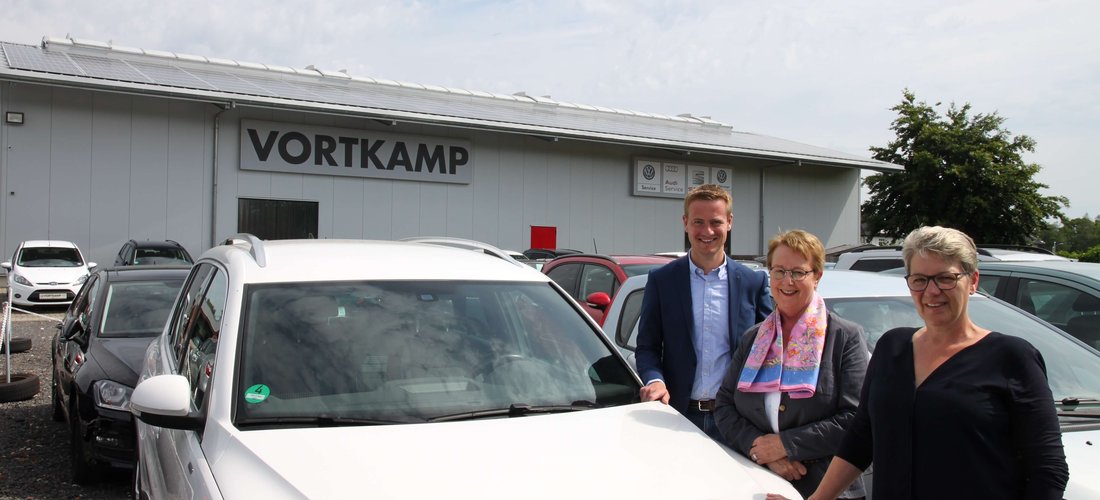 Einweihung der neuen Photovoltaikanlage auf dem Dach des Betriebsgebäudes des Autohauses Vortkamp in Gronau (Foto: innogy SE)
