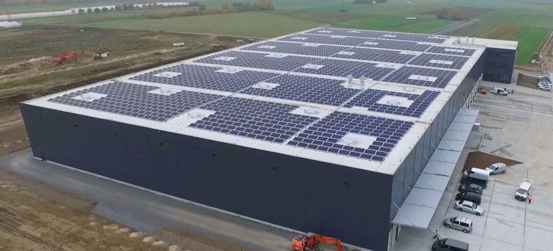 Hier sehen Sie die PV-Paneele auf dem Logistikzentrum in Röthlein (Foto: BayWa r.e.)
