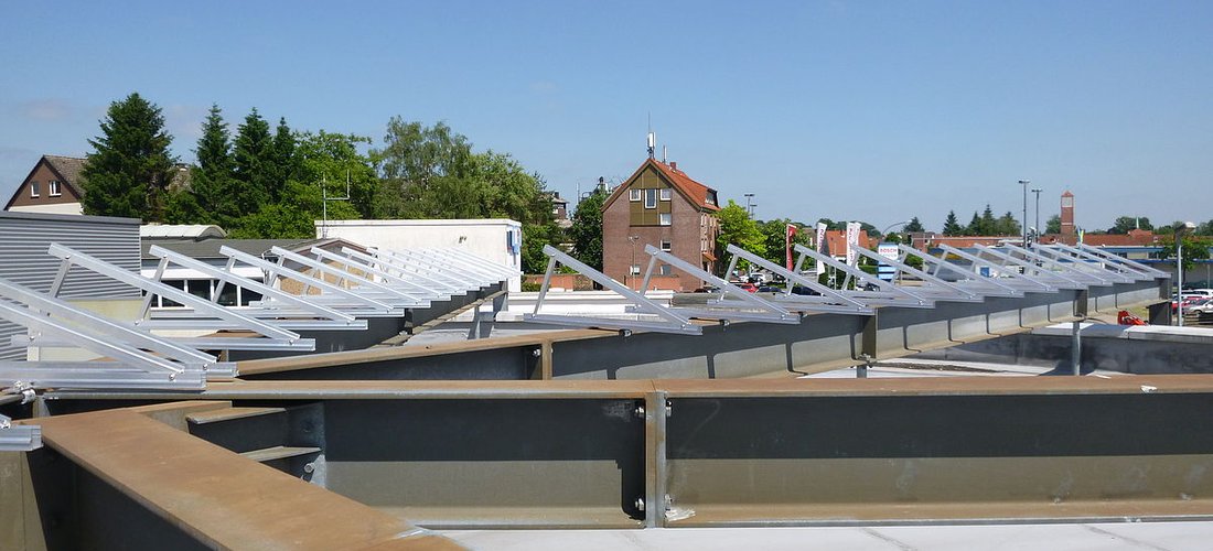 Anlass für die Installation der Eigenverbrauchsanlage im Celler Autohaus Marhenke war der Bau einer Schnellladesäule für Elektrofahrzeuge. Foto: IBC Solar