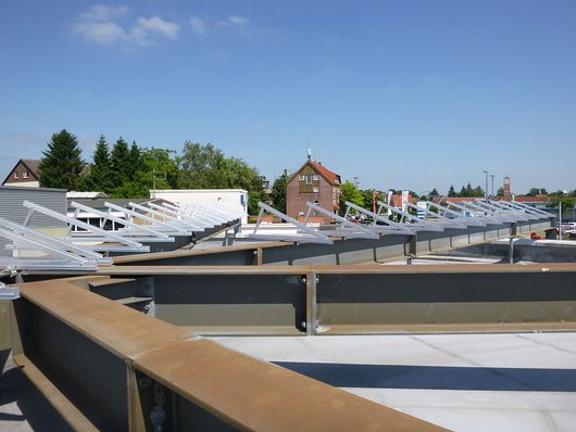 Anlass für die Installation der Eigenverbrauchsanlage im Celler Autohaus Marhenke war der Bau einer Schnellladesäule für Elektrofahrzeuge. Foto: IBC Solar Anlass für die Installation der Eigenverbrauchsanlage im Celler Autohaus Marhenke war der Bau einer Schnellladesäule für Elektrofahrzeuge. Foto: IBC Solar