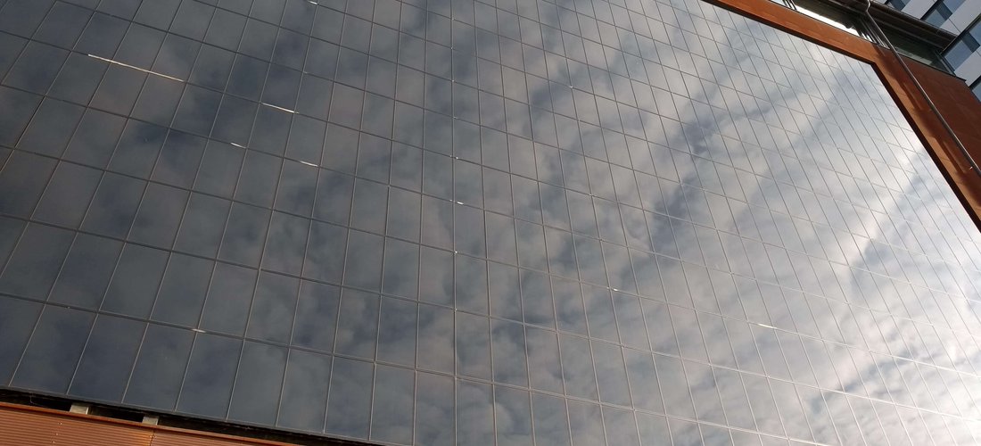 Blick auf die Photovoltaik-Fassade des Speicher7 in Mannheim (Foto: phovo.de)