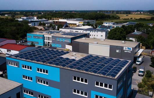 Auf einer Gesamtfläche von 1.650 Quadratmetern – 1.100 Quadratmeter auf dem Bestandsgebäude und 550 Quadratmeter auf dem Neubau – wurden 462 Module, vier SMA Wechselrichter, zwei Ladestationen sowie zwei chemische Batterie-Speicher mit einer gesamten Leistung von 30 Kilowattstunden verbaut. Foto: in-Tec Bensheim Auf einer Gesamtfläche von 1.650 Quadratmetern – 1.100 Quadratmeter auf dem Bestandsgebäude und 550 Quadratmeter auf dem Neubau – wurden 462 Module, vier SMA Wechselrichter, zwei Ladestationen sowie zwei chemische Batterie-Speicher mit einer gesamten Leistung von 30 Kilowattstunden verbaut. Foto: in-Tec Bensheim