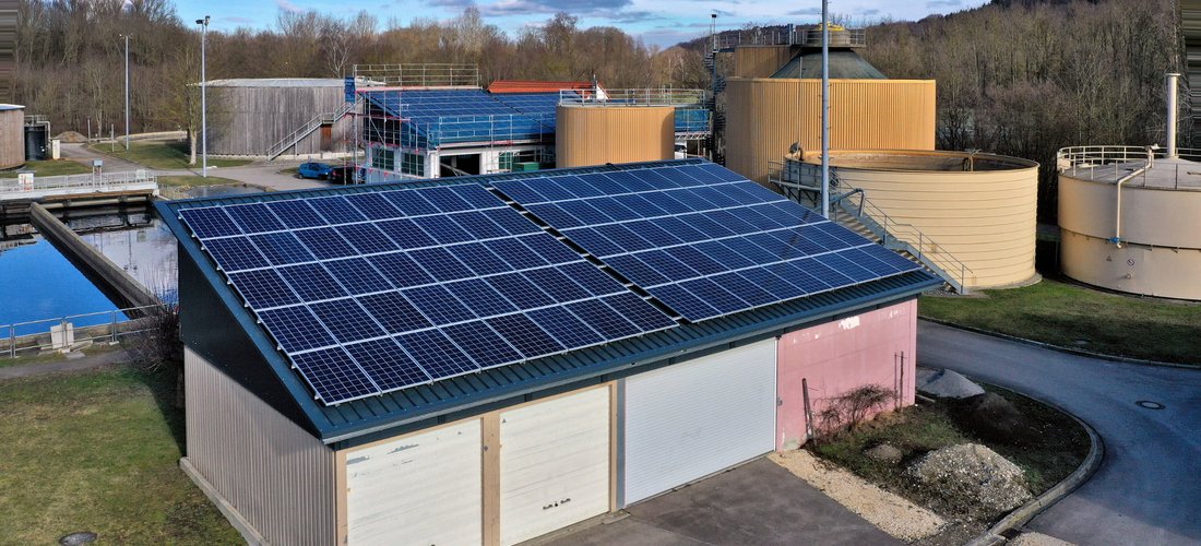 Hier sehen Sie die Solarmodule auf dem Klärwerk in Offingen (Quelle: LEW / Bernd Feil)