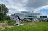 Hier sehen Sie die smartflower auf dem Campus Lemgo in Dortmund (Foto: obs/GREEN IT Das Systemhaus GmbH/Fraunhofer IOSB-INA Lemgo)