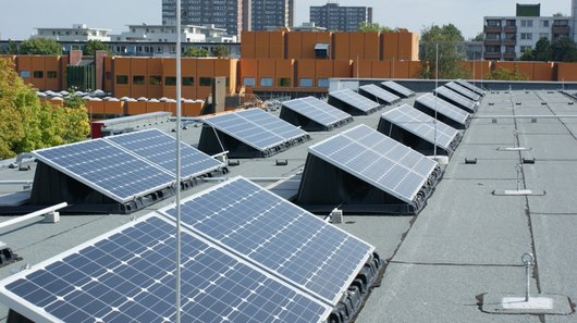 Die Einnahmen aus der Solaranlage auf der Rheinring-Turnhalle in Braunschweig unterstützen die Schule finanziell (Foto: Bracke Solar e.V.) Hier sehen Sie die Solaranlage auf der Rheinring-Turnhalle in Braunschweig (Foto: Bracke Solar e.V.)