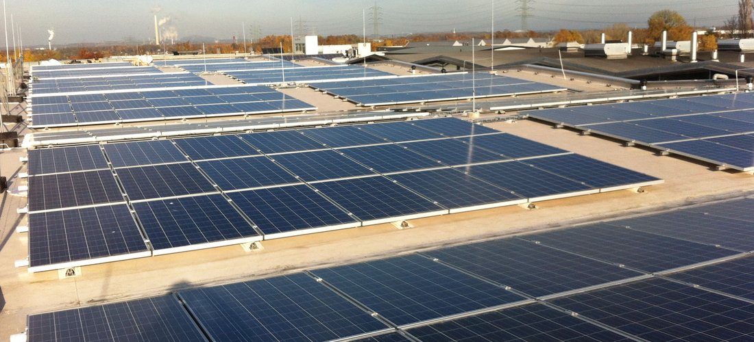 Solarmodule auf der Essener Bäckerei erzeugen Solarstrom für den eigenen Betrieb (Foto: Gehrlicher Solar Business GmbH)