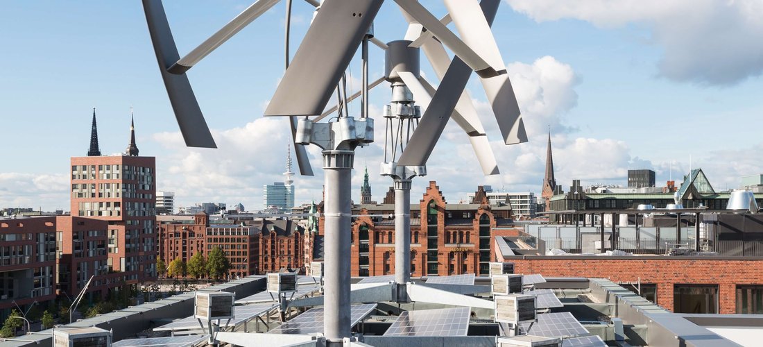 Wind- und Solaranlage auf den Elbarkaden in der Hafencity in Hamburg (Foto: Enver Hirsch / Greenpeace Energy eG)