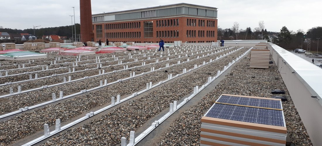Solarmodule auf der alten Ziegelei (Foto: Marc Stötzer, Naturstrom AG)