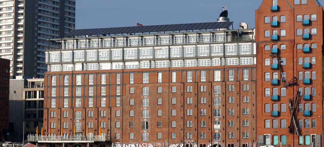Eine 50 kW Solaranlage auf dem Dach des historischen Elbspeichers am Hamburger Hafen liefert seit seiner Modernisierung jährlich rund 40.000 kWh Solarstrom. (Foto: phovo.de)