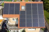 Auf dem Dach in Heinsberg sind zwei unterschiedliche Panasonic Modulvarianten HIT® installiert, um die Fläche optimal und ästhetisch zu belegen und den höchsten Ertrag zu erzielen. (Foto: H-S-E-Tec GmbH)