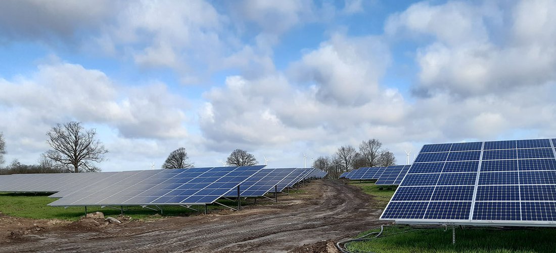 Die Solaranlage in Schönfeld in Perleberg besitzt 8500 Solarmodule und eine Solarleistung von 2,75 MW. (Foto: Energiequelle GmbH)