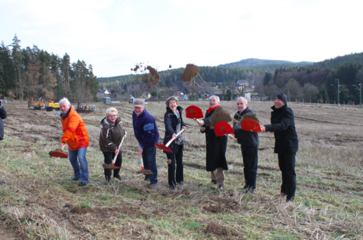 Der erste Spatenstich für den Solarpark im oberfränkischen Seehof (Foto: IBC SOLAR) Entlang der Gleise nach Coburg entsteht eine neue PV-Anlage