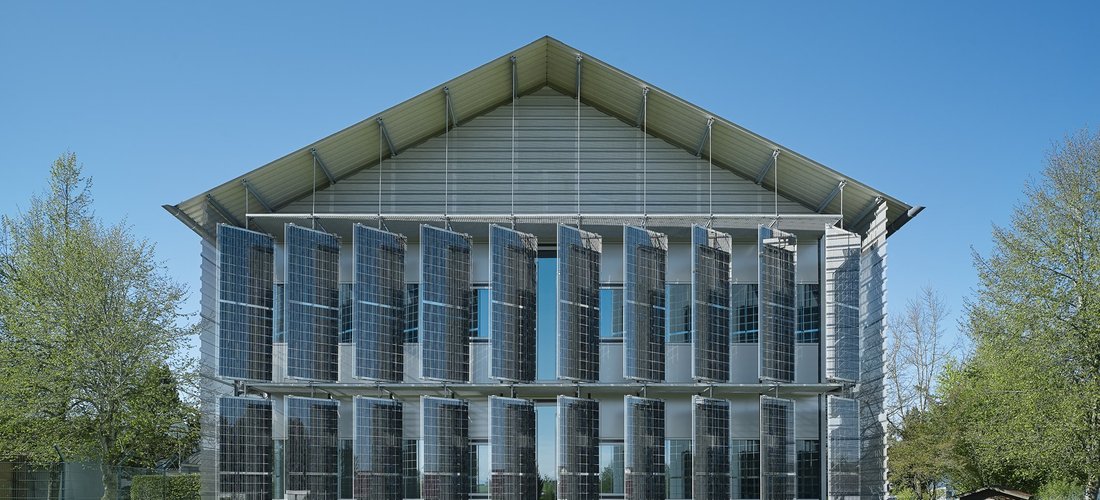 Hier sehen Sie das Verkehrskommissariat Kißlegg mit der PV-Fassade (Foto: Achim Birnbaum)