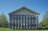 Hier sehen Sie das Verkehrskommissariat Kißlegg mit der PV-Fassade (Foto: Achim Birnbaum)