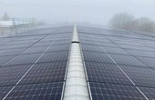 Solaranlage auf dem Dach der Reithalle von Sabrina Hardy in Osburg (Bildrechte: WI Energy)