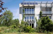 Das weltweit erste Passivhaus in Darmstadt-Kranichstein wurde 2015 um eine PV-Anlage ergänzt, die das Reihenhaus seither zum Passivhaus Plus machen. (Copyright © Peter Cook)