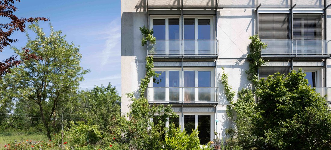 Das weltweit erste Passivhaus in Darmstadt-Kranichstein wurde 2015 um eine PV-Anlage ergänzt, die das Reihenhaus seither zum Passivhaus Plus machen. (Copyright © Peter Cook)