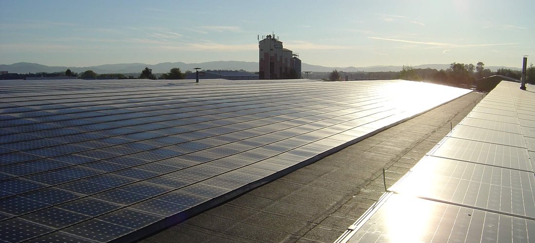 Blick über die 5 MW Dachphotovoltaikanlage auf dem Dach der TTS-Spedition in Bürstadt (Foto: Author: Micha Jost / commons.wikimedia.org / keine Änderungen / CC BY-SA 3.0)
