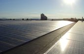 Blick über die 5 MW Dachphotovoltaikanlage auf dem Dach der TTS-Spedition in Bürstadt (Foto: Author: Micha Jost / commons.wikimedia.org / keine Änderungen / CC BY-SA 3.0)