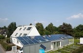 Solarenergie, Solarthermie und Photovoltaik ermöglichen ein nahezu CO2-neutrales Wohnen in dem Hamburger Siedlerhaus aus den 50er Jahren. (Bildquelle: VELUX / Adam Mørk)