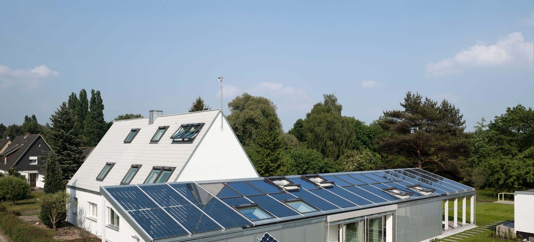 Solarenergie, Solarthermie und Photovoltaik ermöglichen ein nahezu CO2-neutrales Wohnen in dem Hamburger Siedlerhaus aus den 50er Jahren. (Bildquelle: VELUX / Adam Mørk)