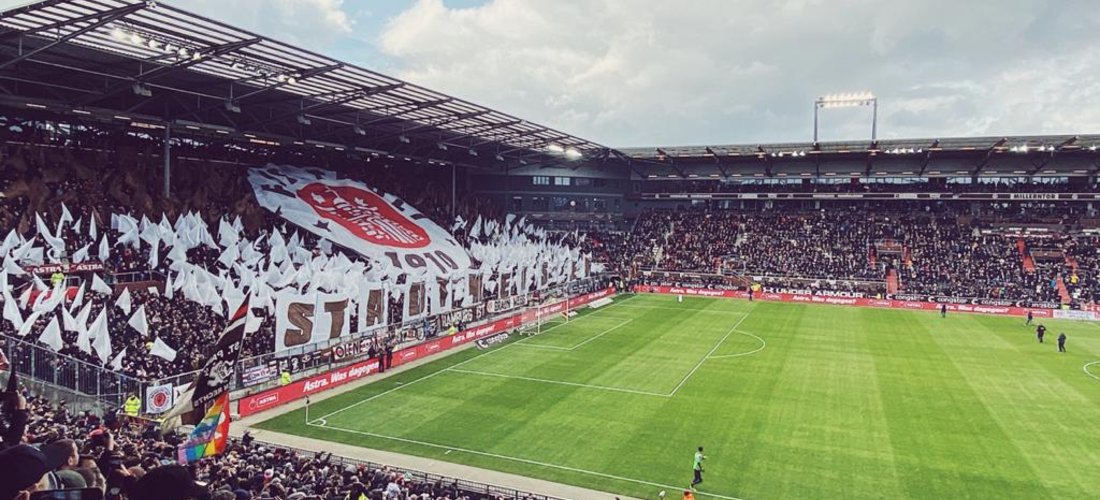 Auf dem Millerntor-Stadion auf St. Pauli erzeugt eine Solaranlage umweltfreundlichen PV-Strom (Foto: phovo.de)