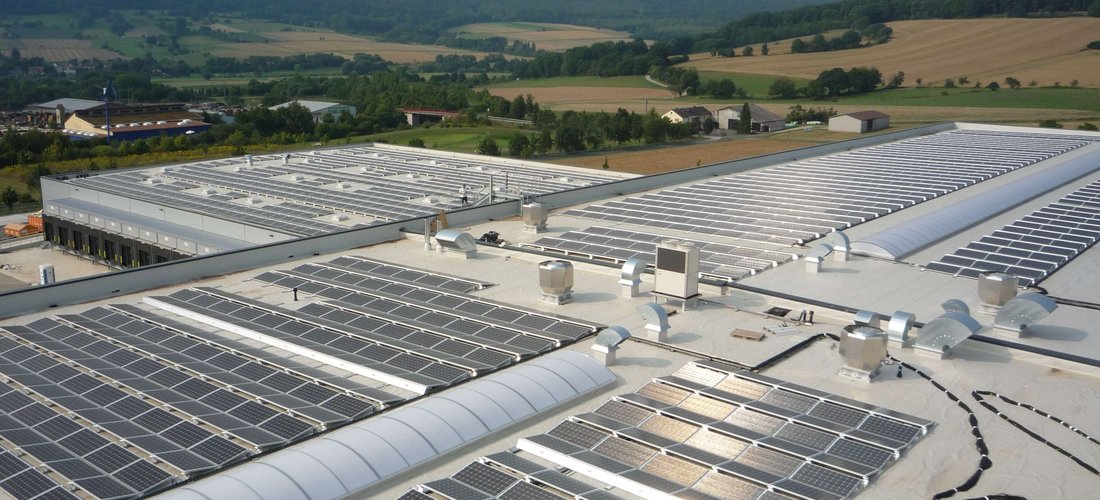 Hier sehen Sie die Photovoltaikanlagen des Logistikzentrums in Hedemuenden