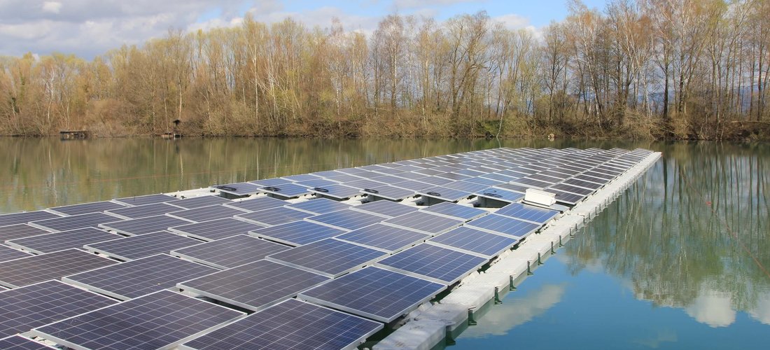 Insgesamt werden auf dem Baggersee in Leimersheim 3.744 Solar-Panele auf 6.500 Schwimmkörpern auf den See gebracht. (Foto: Erdgas Südwest)