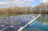 Insgesamt werden auf dem Baggersee in Leimersheim 3.744 Solar-Panele auf 6.500 Schwimmkörpern auf den See gebracht. (Foto: Erdgas Südwest)