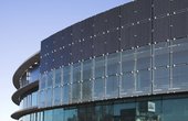 Die PV-Fassade der EWE-Arena in Oldenburg neigt sich stets der Sonne zu (Foto:© EWE AG)