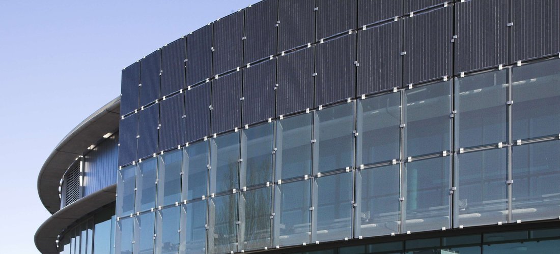 Die PV-Fassade der EWE-Arena in Oldenburg neigt sich stets der Sonne zu (Foto:© EWE AG)
