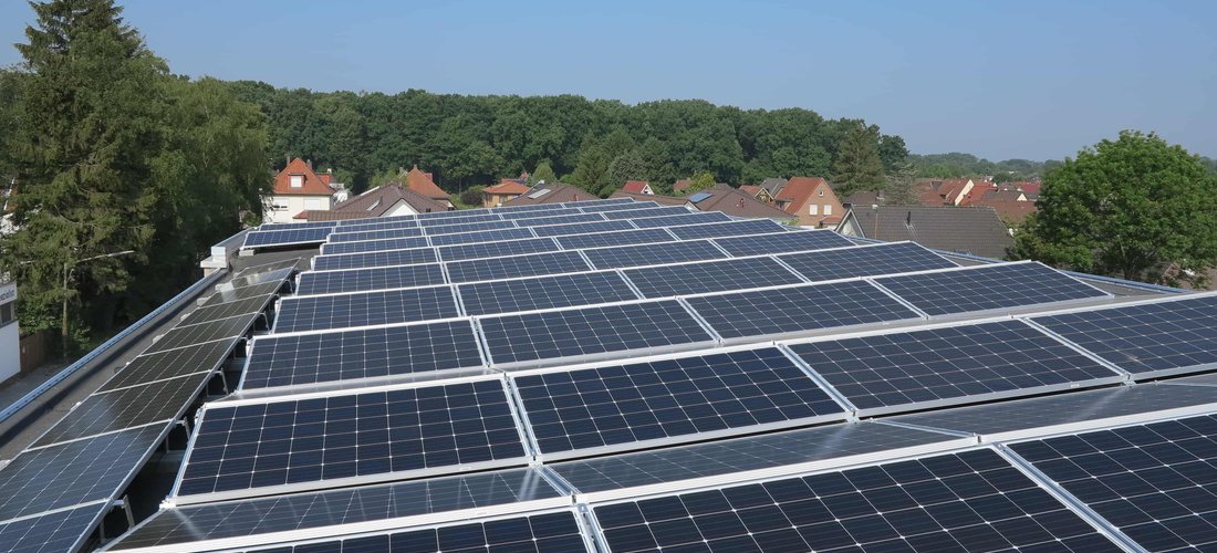 Auf Wohnhäusern in Oldenburg erzeugen Solarmodule grünen Mieterstrom (Foto: © Stadt Oldenburg)