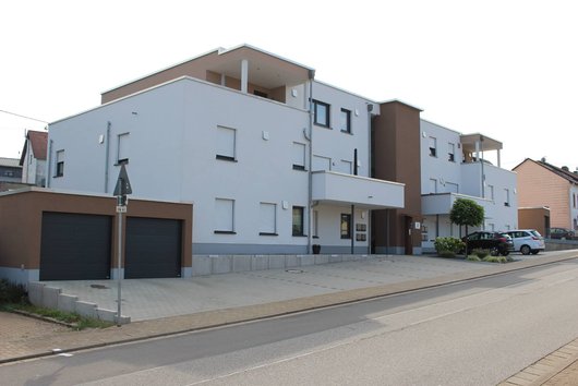 Mitten im Zentrum von Orscholz schuf die Zenner Hochbau GmbH (Beckingen) das "Wohnpalais Saarschleife". Im Juli 2016 wurde das Objekt nach nur zehn Monaten Bauzeit fertiggestellt. Foto: KLB Mitten im Zentrum von Orscholz schuf die Zenner Hochbau GmbH (Beckingen) das "Wohnpalais Saarschleife". Im Juli 2016 wurde das Objekt nach nur zehn Monaten Bauzeit fertiggestellt. Foto: KLB