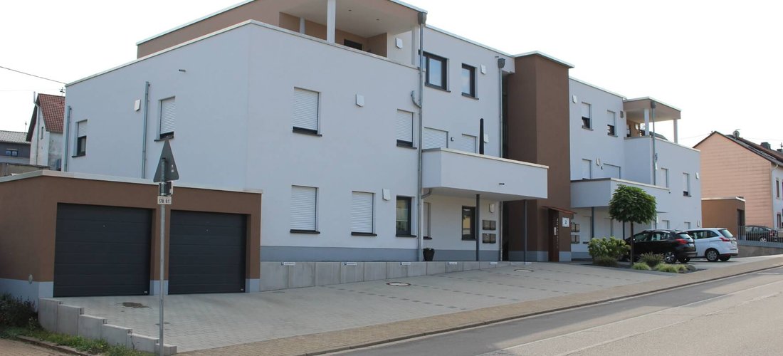 Mitten im Zentrum von Orscholz schuf die Zenner Hochbau GmbH (Beckingen) das "Wohnpalais Saarschleife". Im Juli 2016 wurde das Objekt nach nur zehn Monaten Bauzeit fertiggestellt. Foto: KLB