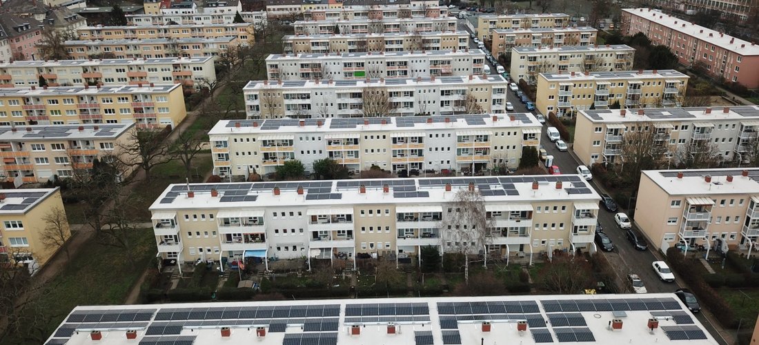 Hier sehen sie die PV-Module auf den Mehrparteienhäusern (Foto: LG Electronics)