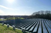 Solarpark in Glücksburg an der Ostsee aus der Vogelperspektive (Foto: phovo.de)