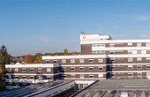 Photovoltaik-Anlage auf dem Flachdach des Finanzamts Berlin-Zehlendorf (© Berliner Stadtwerke/ Mathias Völzke)
