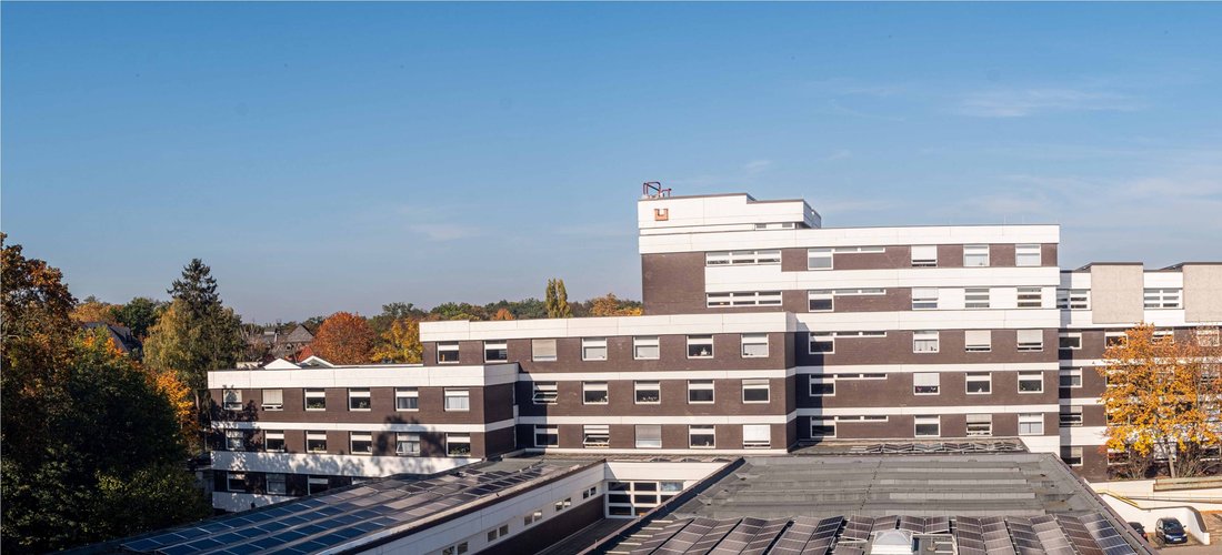 Photovoltaik-Anlage auf dem Flachdach des Finanzamts Berlin-Zehlendorf (© Berliner Stadtwerke/ Mathias Völzke)