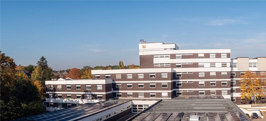 Photovoltaik-Anlage auf dem Flachdach des Finanzamts Berlin-Zehlendorf (© Berliner Stadtwerke/ Mathias Völzke)